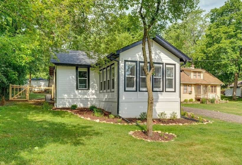 Welcoming Williams Bay Cottage W/ Deck & Fire Pit!