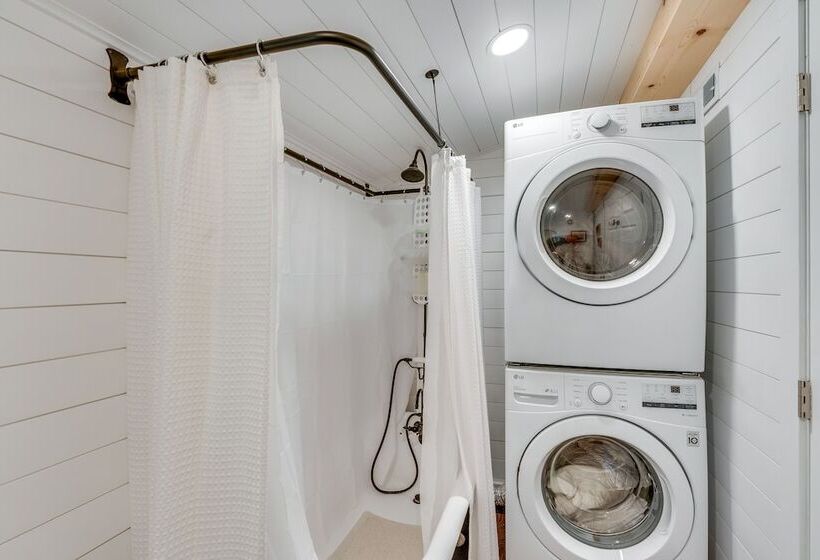 Welcoming Williams Bay Cottage W/ Deck & Fire Pit!