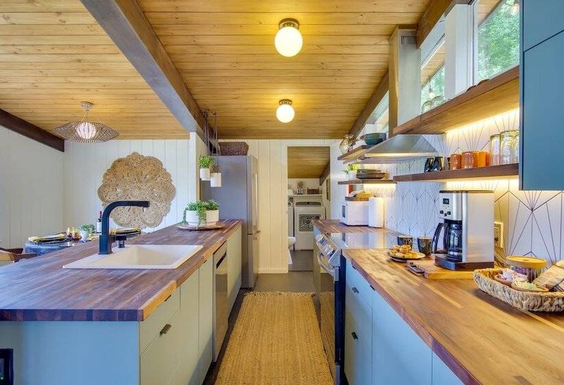 Whidbey Island Oasis: Walk To Beach, Hot Tub, View