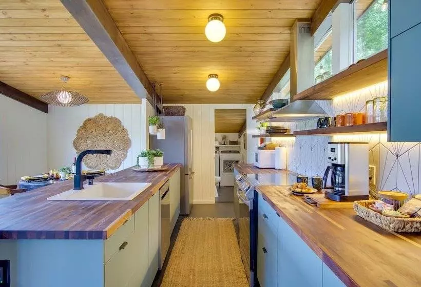 Whidbey Island Oasis: Walk To Beach, Hot Tub, View