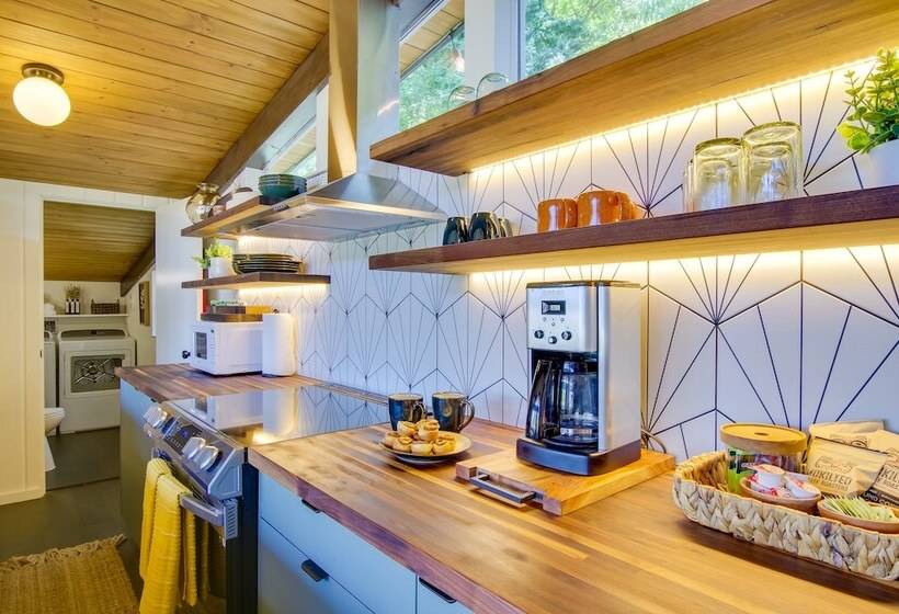 Whidbey Island Oasis: Walk To Beach, Hot Tub, View