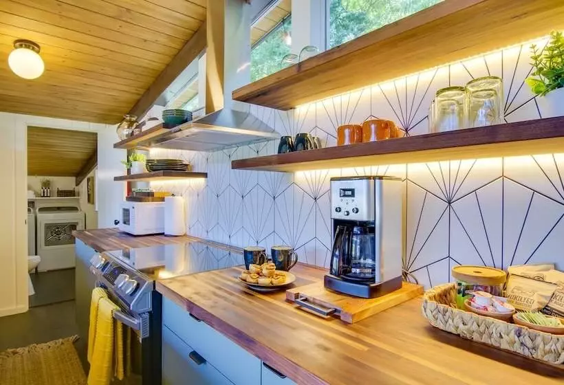 Whidbey Island Oasis: Walk To Beach, Hot Tub, View