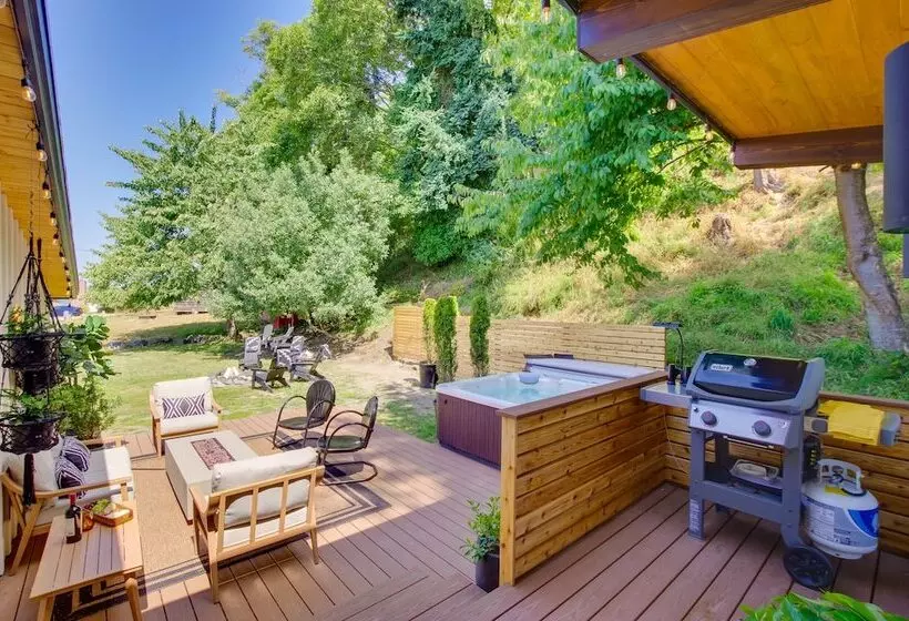 Whidbey Island Oasis: Walk To Beach, Hot Tub, View
