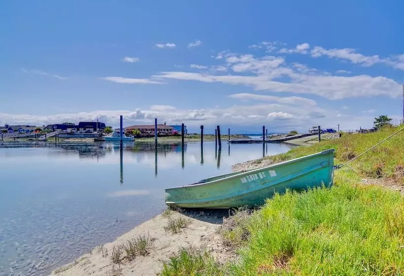 Whidbey Island Oasis: Walk To Beach, Hot Tub, View