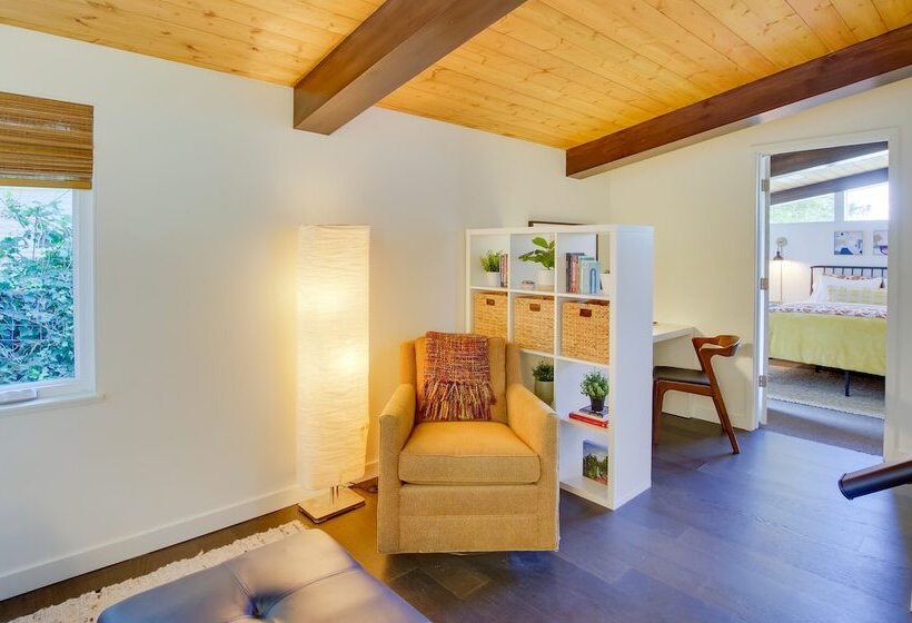 Whidbey Island Oasis: Walk To Beach, Hot Tub, View