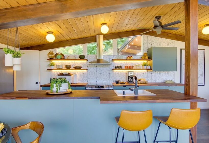 Whidbey Island Oasis: Walk To Beach, Hot Tub, View