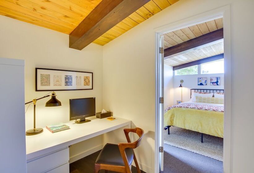 Whidbey Island Oasis: Walk To Beach, Hot Tub, View