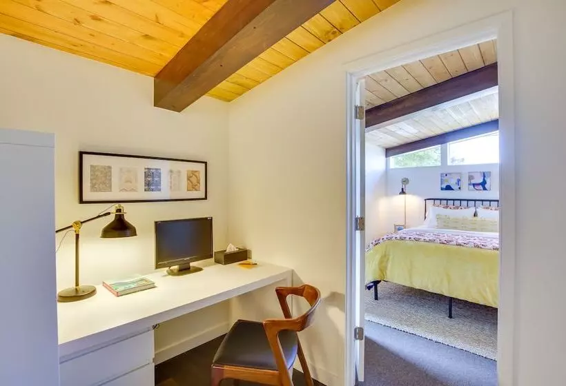 Whidbey Island Oasis: Walk To Beach, Hot Tub, View