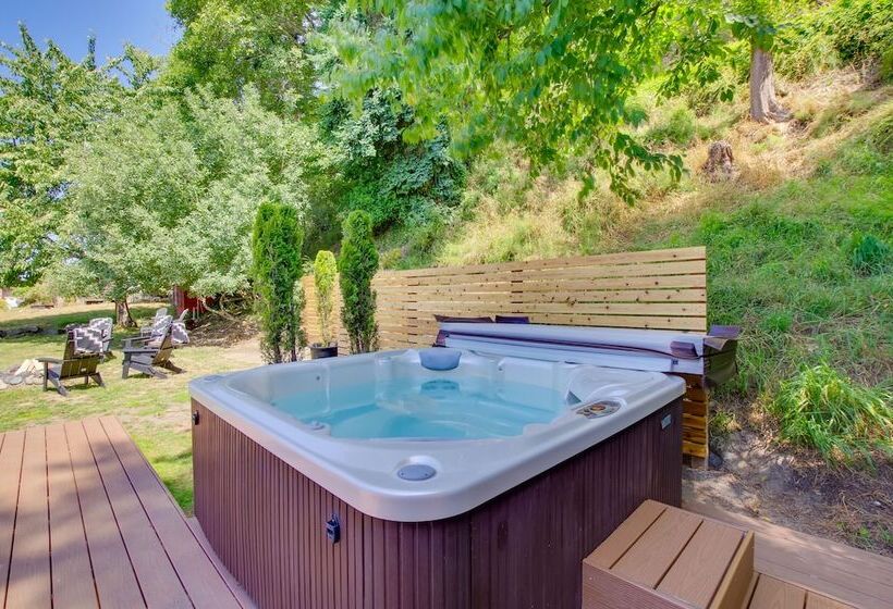 Whidbey Island Oasis: Walk To Beach, Hot Tub, View
