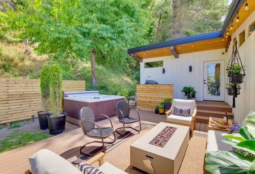 Whidbey Island Oasis: Walk To Beach, Hot Tub, View