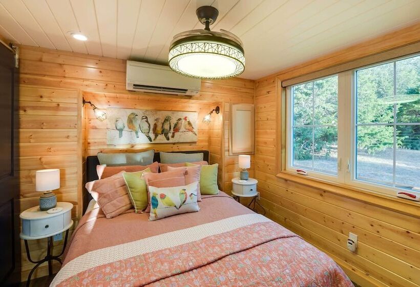 Shared Outdoor Pool & Hot Tub: Whitney Retreat!