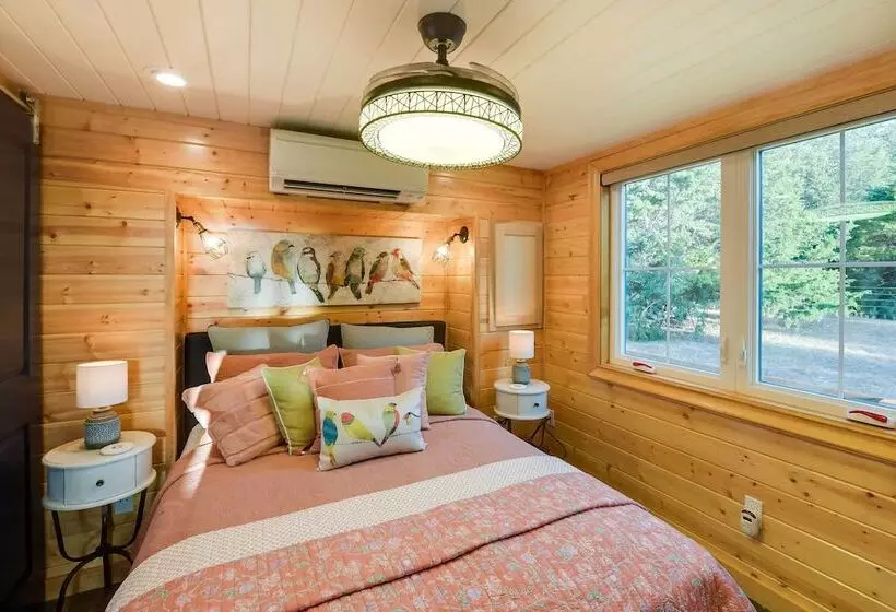 Shared Outdoor Pool & Hot Tub: Whitney Retreat!