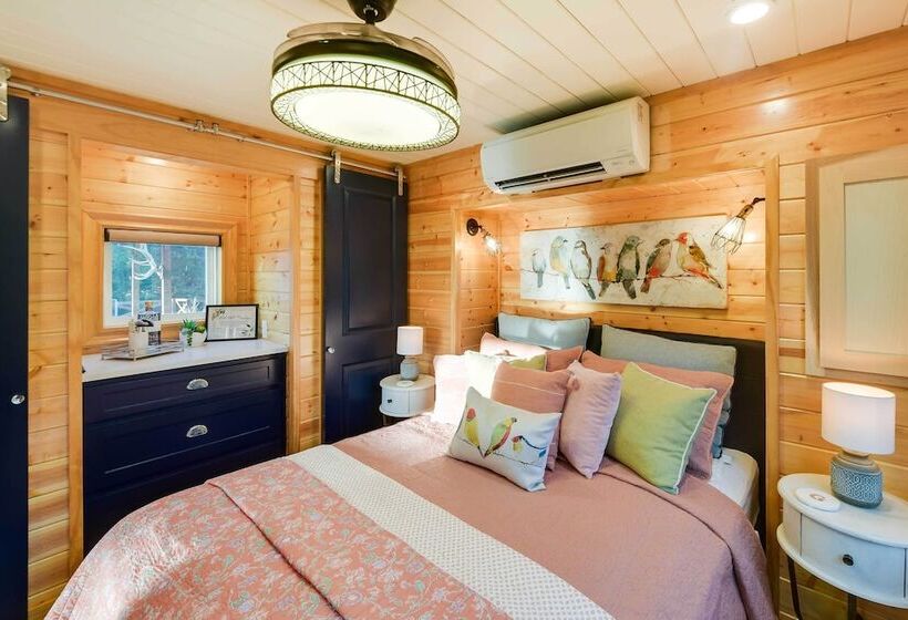 Shared Outdoor Pool & Hot Tub: Whitney Retreat!