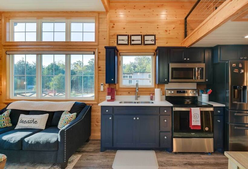 Shared Outdoor Pool & Hot Tub: Whitney Retreat!