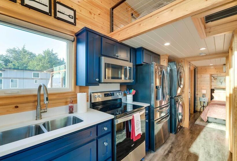 Shared Outdoor Pool & Hot Tub: Whitney Retreat!