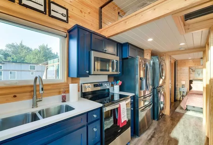 Shared Outdoor Pool & Hot Tub: Whitney Retreat!