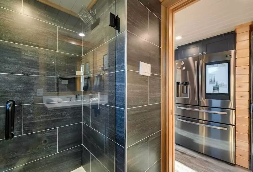 Shared Outdoor Pool & Hot Tub: Whitney Retreat!