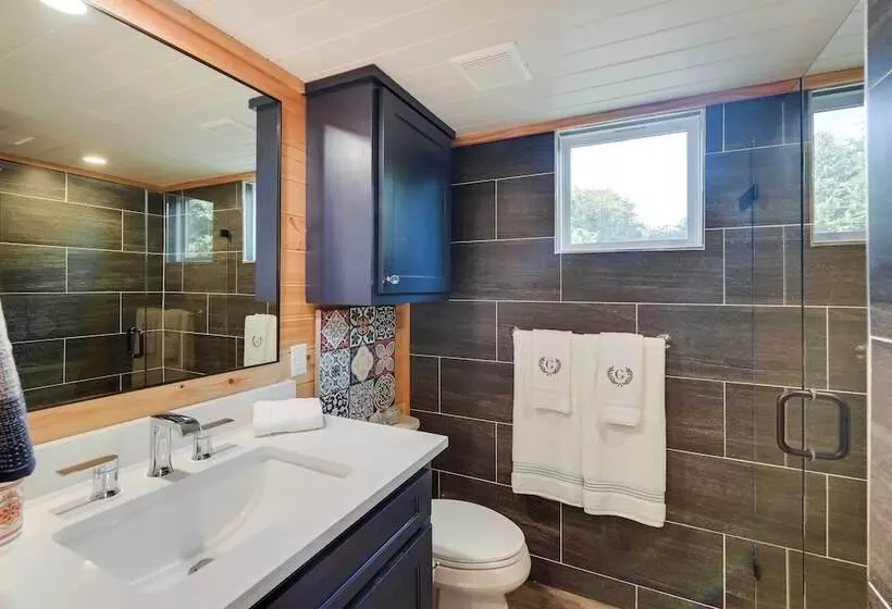 Shared Outdoor Pool & Hot Tub: Whitney Retreat!