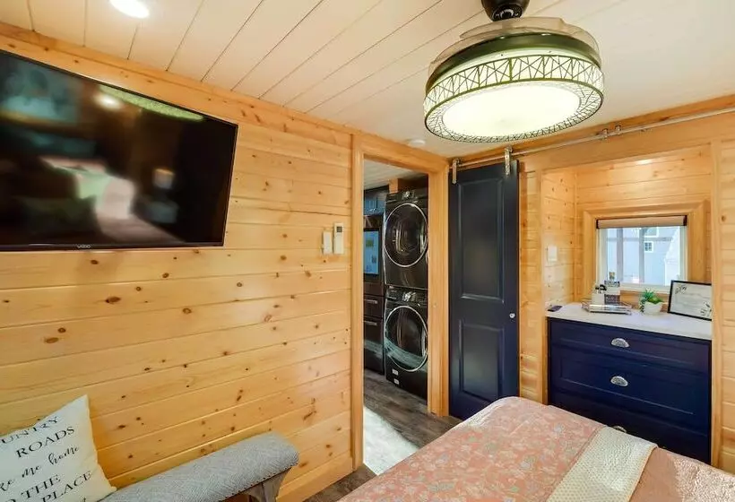 Shared Outdoor Pool & Hot Tub: Whitney Retreat!