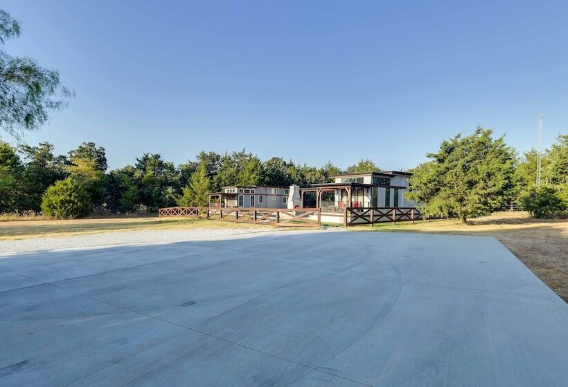 Shared Outdoor Pool & Hot Tub: Whitney Retreat!