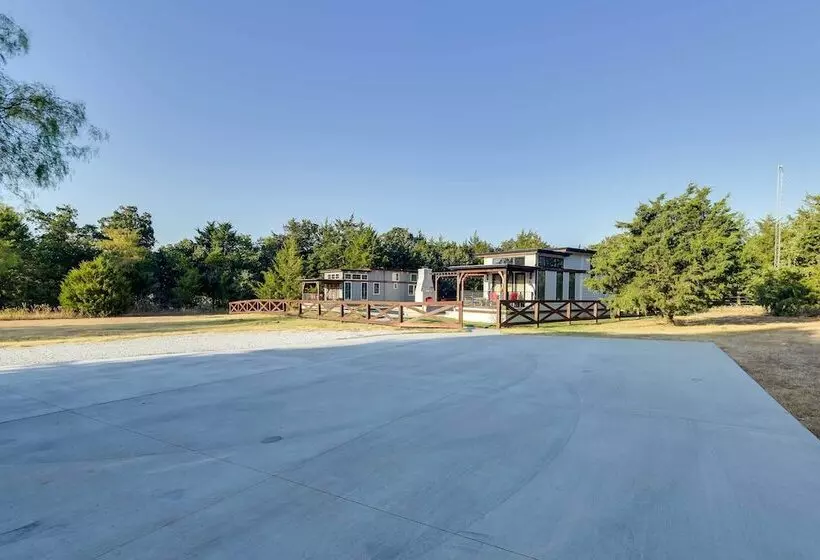 Shared Outdoor Pool & Hot Tub: Whitney Retreat!