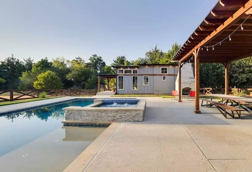 Shared Outdoor Pool & Hot Tub: Whitney Retreat!