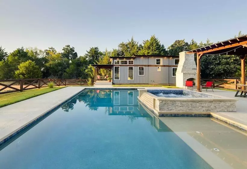 Shared Outdoor Pool & Hot Tub: Whitney Retreat!