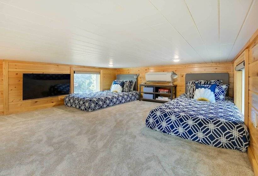 Shared Outdoor Pool & Hot Tub: Whitney Retreat!