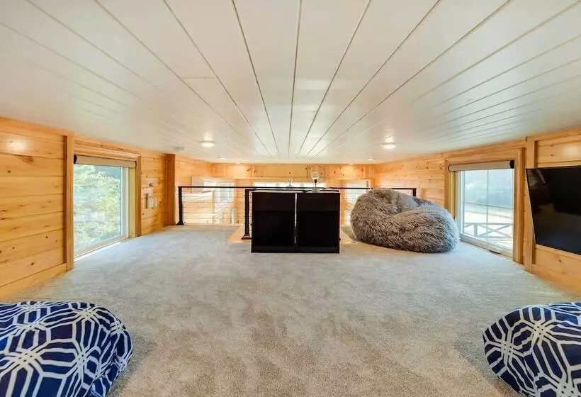 Shared Outdoor Pool & Hot Tub: Whitney Retreat!