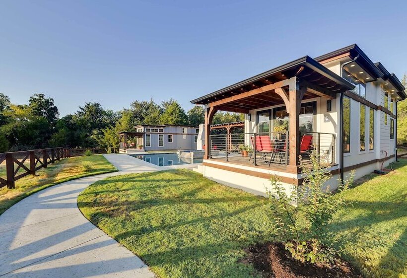 Shared Outdoor Pool & Hot Tub: Whitney Retreat!