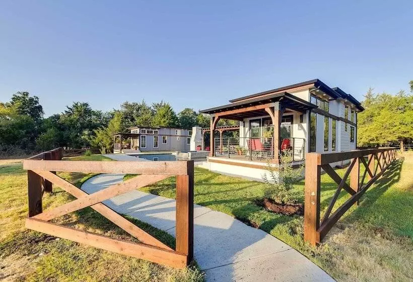 Shared Outdoor Pool & Hot Tub: Whitney Retreat!