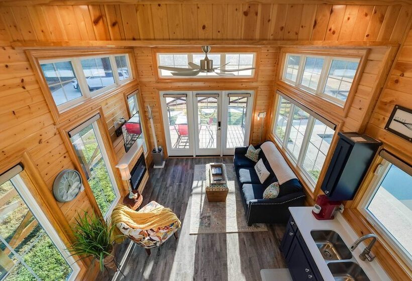 Shared Outdoor Pool & Hot Tub: Whitney Retreat!