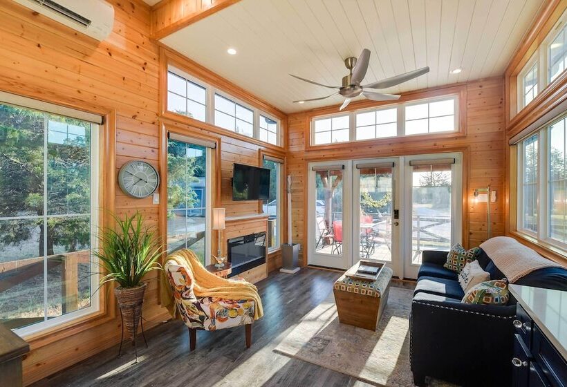 Shared Outdoor Pool & Hot Tub: Whitney Retreat!