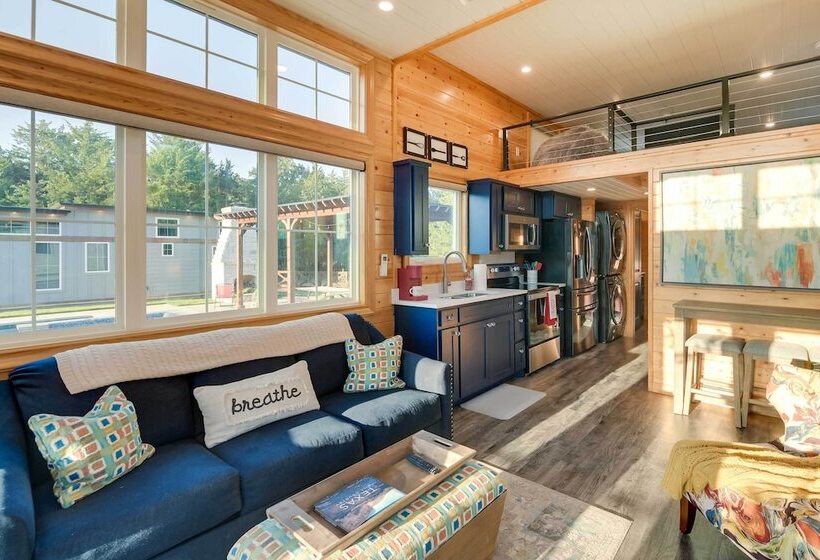 Shared Outdoor Pool & Hot Tub: Whitney Retreat!