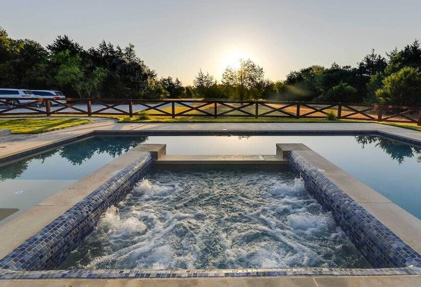 Shared Outdoor Pool & Hot Tub: Whitney Retreat!