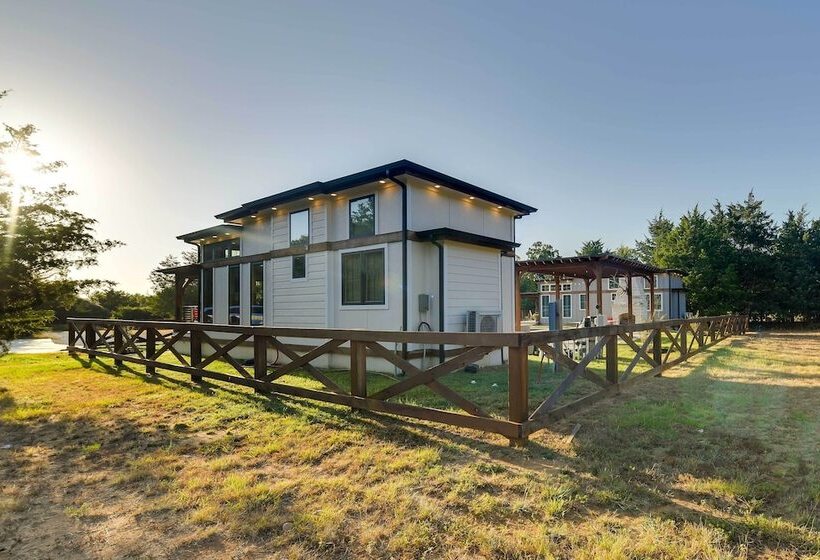 Shared Outdoor Pool & Hot Tub: Whitney Retreat!