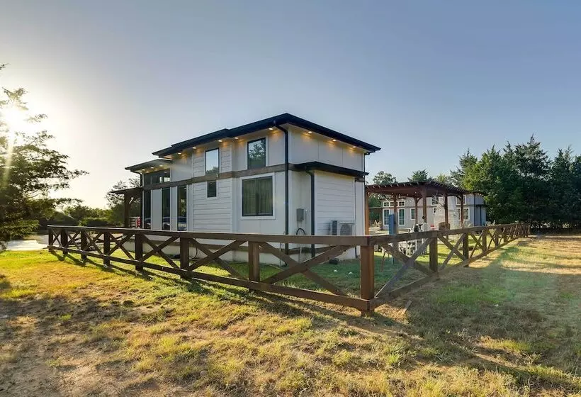Shared Outdoor Pool & Hot Tub: Whitney Retreat!