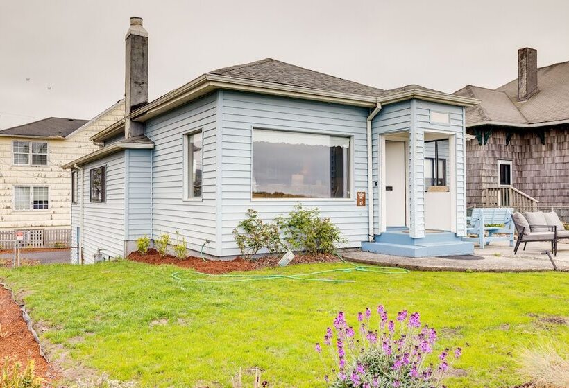Beachfront Cottage On Seaside Promenade W/ Hot Tub