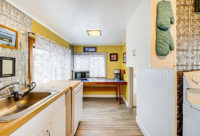 Beachfront Cottage On Seaside Promenade W/ Hot Tub