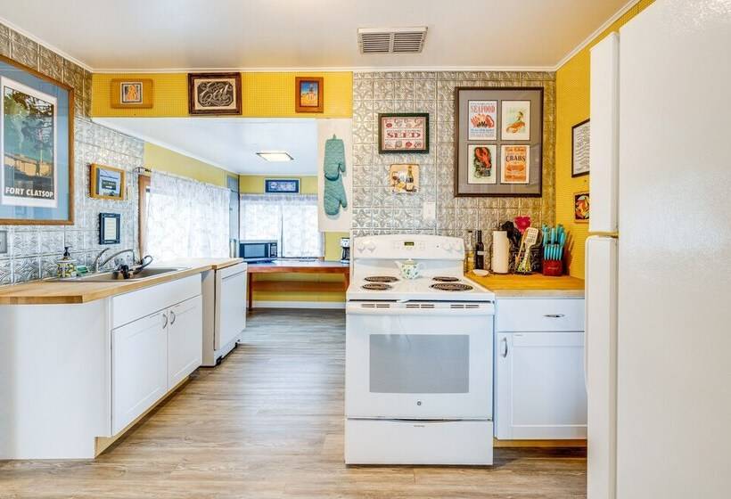 Beachfront Cottage On Seaside Promenade W/ Hot Tub