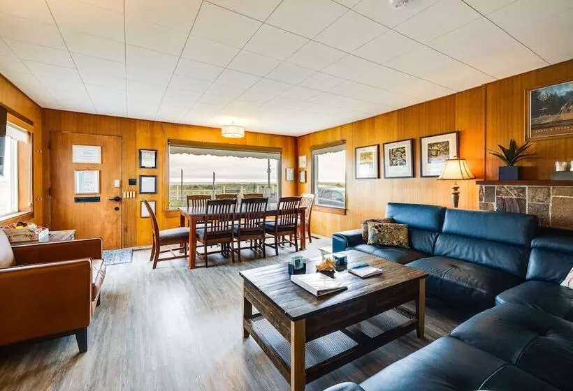 Beachfront Cottage On Seaside Promenade W/ Hot Tub