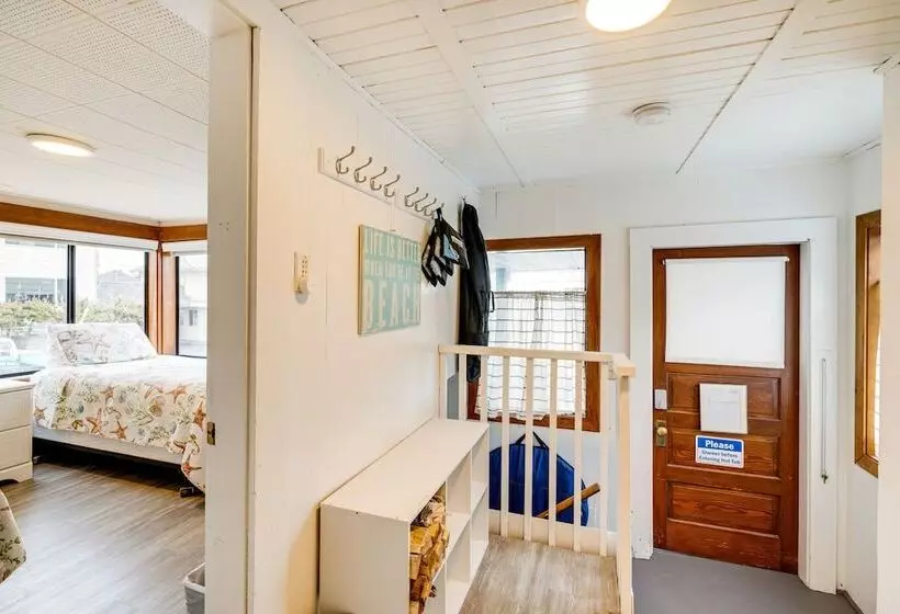 Beachfront Cottage On Seaside Promenade W/ Hot Tub