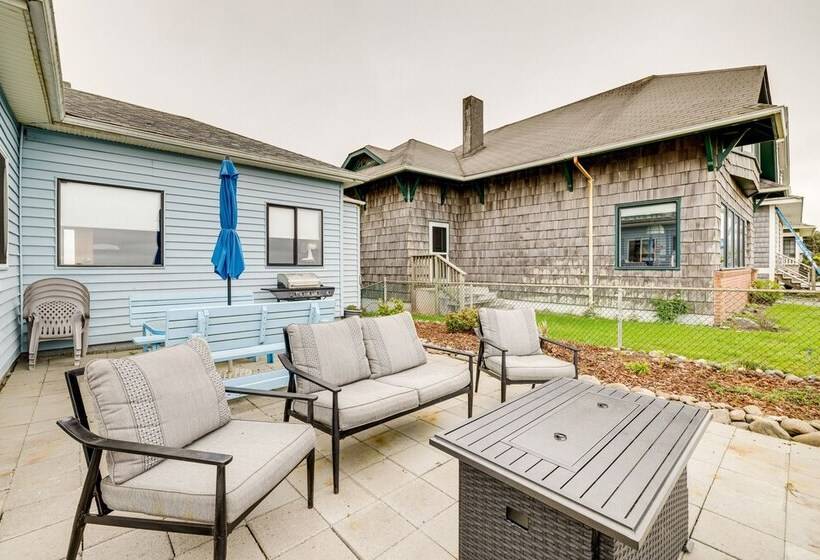 Beachfront Cottage On Seaside Promenade W/ Hot Tub