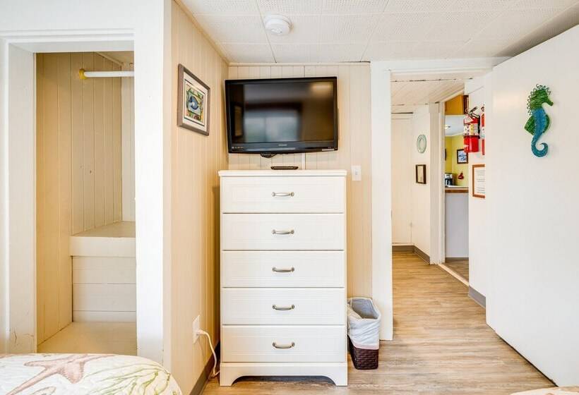 Beachfront Cottage On Seaside Promenade W/ Hot Tub