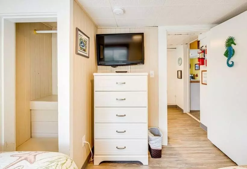 Beachfront Cottage On Seaside Promenade W/ Hot Tub