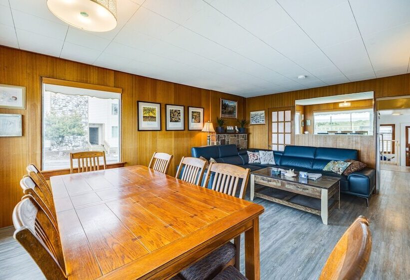 Beachfront Cottage On Seaside Promenade W/ Hot Tub