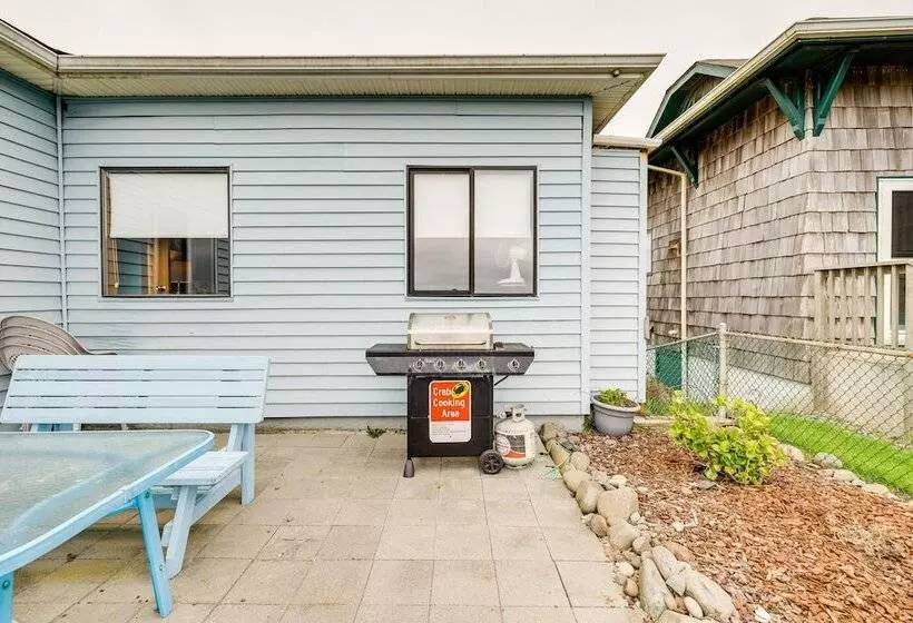 Beachfront Cottage On Seaside Promenade W/ Hot Tub