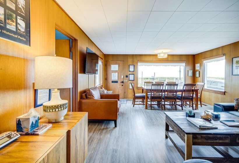 Beachfront Cottage On Seaside Promenade W/ Hot Tub