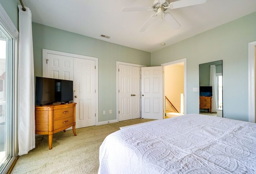 Carolina Beach Lakefront House: Walk To Beach!