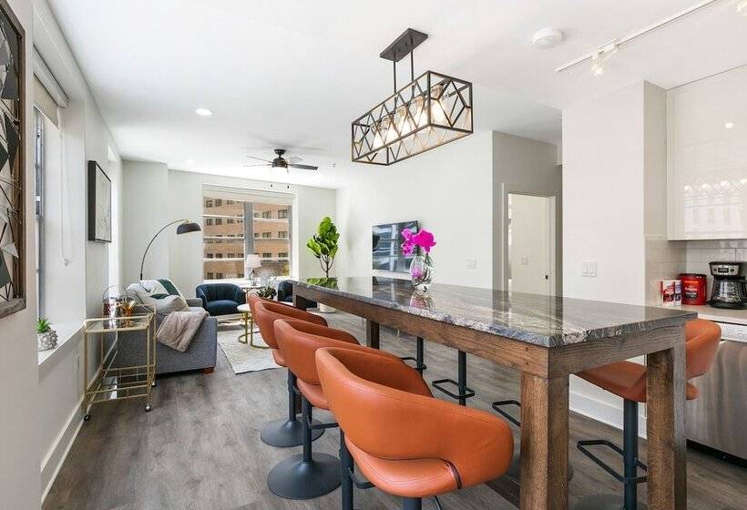 Chic 4br Condo In California Building